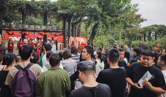 爆火！荆州区双节“人从众”
