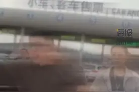 71岁山东奶奶遭奔驰车主插队砸车，最新消息→图片