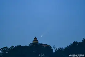 彗星“拖着长尾”划过柔美夜空图片