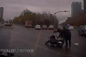 市民雨天乘车摔倒路中，监控记录下暖心一幕图片
