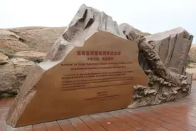 东极渔民营救英俘纪念碑在浙江舟山落成图片