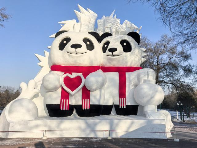 “尔滨”吸引力再加码！芝士芝麻国宝兄弟现身太阳岛雪博会