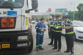 伪装成普通货车非法运输危险化学品 罚款1万元图片