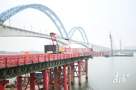 南新高速建设提速，大型机械已进驻西江特大桥施工现场图片