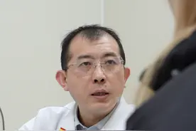 一20岁女孩连续熬夜玩手机后，脖子不能动了图片