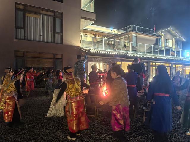 雅安：雨城宝兴多地避暑游爆火 清凉经济释放活力