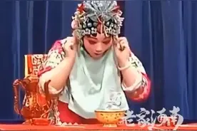 豫剧演员无实物表演吃席不像演的 网友：这捏耳朵太真实了图片