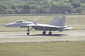 重型舰载战斗机歼-15T落地珠海，专家：中国海军“航母五件套”开始逐步实现图片