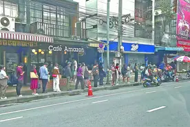 排队打摩的图片