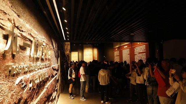 铭记“九一八”：市民与历史深情对话