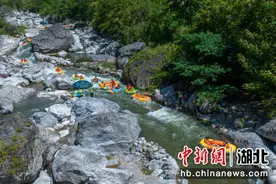 兴山朝天吼漂流迎来游客高峰图片