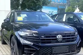 大众“途锐”末代版进店，全系配R－Line套件，现款直降18万！图片