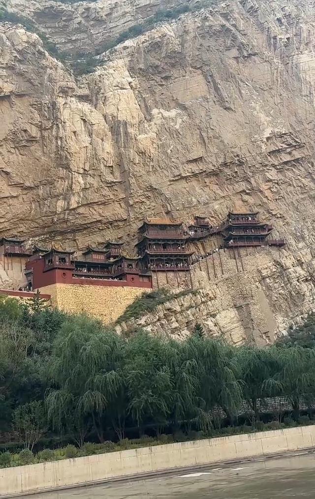 山西云冈石窟、悬空寺等多个景区客流预警，有游客凌晨三点排队买票，景区建议合理安排时间