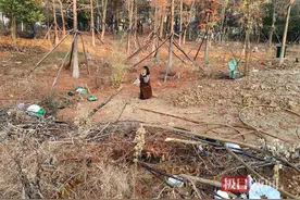 女子追逐宠物狗时不慎陷入泥潭，淤泥没过双膝，武汉消防紧急营救图片