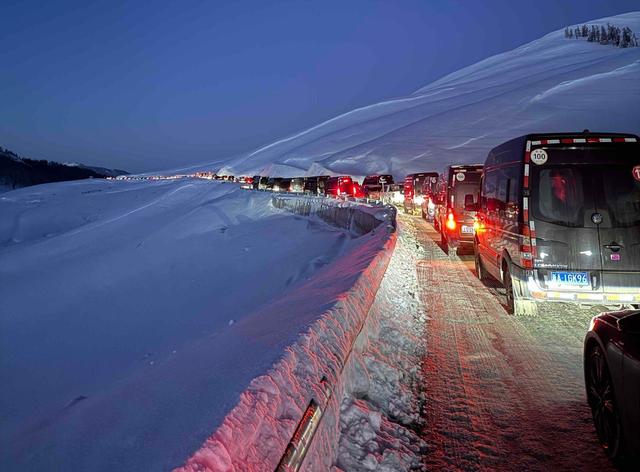 喀纳斯景区公路因暴雪拥堵，交警深夜冒雪推车，当地：疏通完毕，交通管制未解除，游客暂不能进入