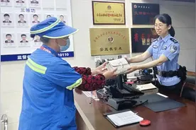 保洁员在卫生间捡到提包，等了半小时无人认领主动上交图片