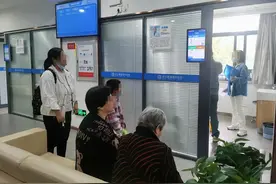 10岁男孩玩圆珠笔意外戳穿眼球，医生紧急手术挽救光明图片