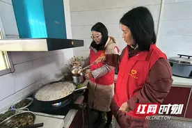 大通湖区北洲子镇志愿者为敬老院老人们做暖心家常饭图片