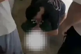 同学跑步晕倒在地，医学生跪地心肺复苏｜看见正能量视频封面