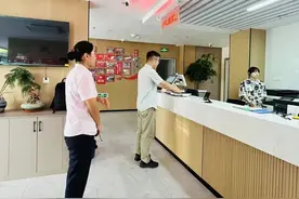 三元：“沪明直通车”帮办社保卡异地更新业务图片