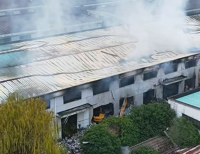 紧急处置！绍兴一仓库起火伴燃爆声	，消防火速驰援现场