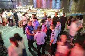 重庆在洪崖洞、李子坝等热门景点整治拉客拍照 劝离游摊游贩20余个 驱离占道拍照40余人图片