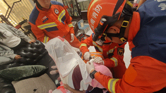 6岁女孩舌头被电动指甲刀死死“咬”住，消防紧急救援！图片