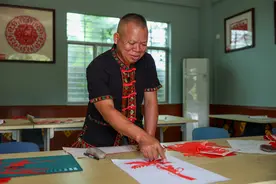 黎族剪纸艺术家剪出少数民族传统体育的精彩图片