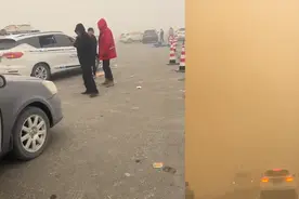 新疆吐鲁番遇恶劣沙尘暴天气，亲历者：很慌很害怕，后车窗被打烂视频封面