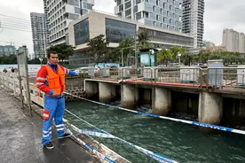 海口：轿车掉进水沟情况危急  众人携手成功救出司机图片