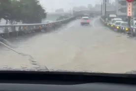 暴雨来袭！基隆积水“桥上惊见小河”图片