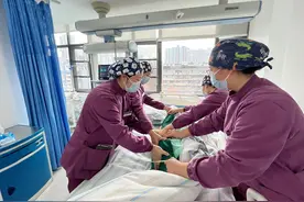 200斤“重量级”老人脑梗昏迷，6名护士合力为其定时翻身拍背图片