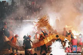 （新春走基层）广东东源上莞：非遗 “追龙”连演三日闹新春图片