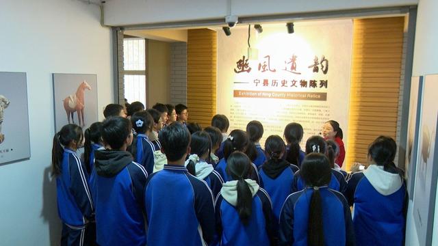 宁县二中2025年秋季“古豳文化”研学之旅走进县博物馆