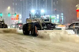 沈阳市铁西区三千余名环卫人奋战昼夜除雪保畅通图片