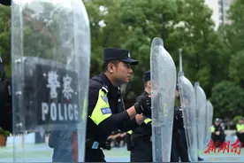 蓄势而发，一击必胜，长沙公安特巡警举行警棍盾牌术会操图片