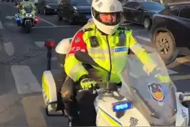 赶考途中遇到早高峰，李沧交警紧急开道护航3分钟送考生进场图片