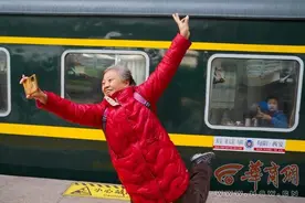 坐着火车去踏青 今年首趟跨省“环秦岭”银发旅游专列开行图片