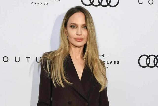 安吉丽娜·朱莉公开乳腺手术疤痕	，登上《时代周刊》封面，曾发长文告诉全球女性：决定接受乳房切除手术并非易事