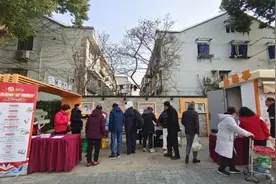 这条烟火老街上，居民们热闹“赶集”图片