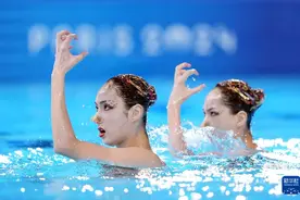 巴黎奥运会丨花样游泳——王柳懿/王芊懿夺得双人项目冠军图片