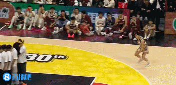 陈登星飞跃七人胯下换手暴扣，荣获CBA全明星赛扣篮大赛冠军图片