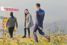 江西一公园载人观光自行车失控冲进湖中 三男孩坠湖 厦门大叔“出手”图片