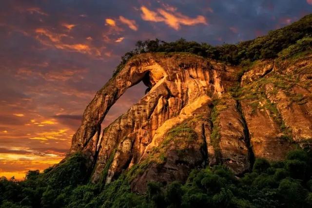 为您酝酿一份特别的礼物，关于龙虎山景区高空栈道封闭施工的公告！