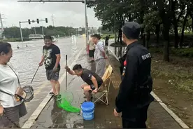 海边“天降生蚝”捡不完，街边可抓鱼……危险极大！紧急提醒→图片