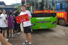 高考第一天，四川多地道路运输车“爱心送考”图片