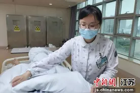 乘客在高铁上突发疾病 同车护士伸援手图片