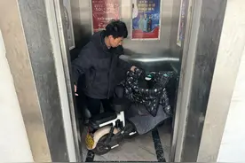 自动识别、拒绝关门，西高皇街道92部电梯安装智能阻车器杜绝电动车上楼图片