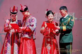 10对新人集体婚礼喜结连理！大兴倡导婚事新办仪式从简图片