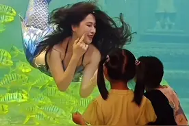 与小朋友甜美互动的“美人鱼”：能闭气3分钟，在水中更加自信图片